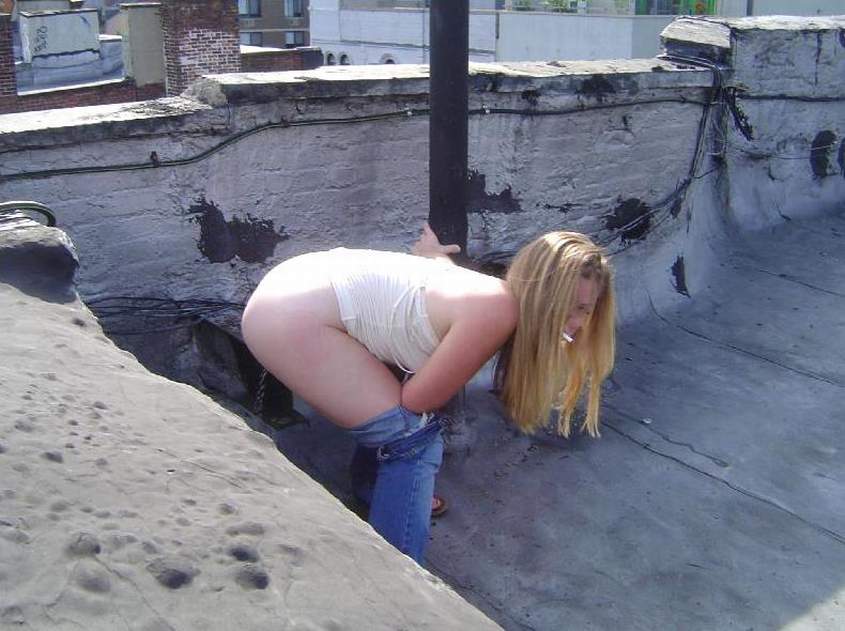 Girls desperate to piss anywhere outdoors